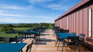 Vue extérieure de la terrasse des ateliers de Fitilieu - Pôle des Alpes