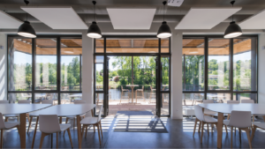 Vue intérieure de la salle de restauration et de sa terrasse de la ganterie-maroquinerie de Saint-Junien - Pôle Sud-Ouest
