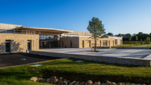 Vue extérieure de la façade et des jardins de la maroquinerie de la Tardoire - Pôle Sud-Ouest