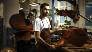 Vue intérieure avec un maroquinier-sellier des ateliers historiques du Faubourg Saint-Honoré à Paris - Pôle Val-de-Seine