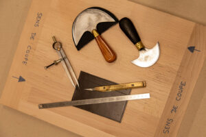 Vue d'au-dessus d'outils posés sur un plan de travail